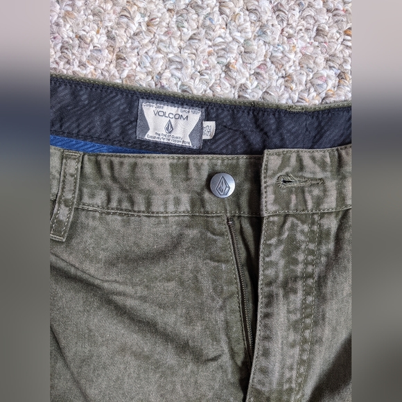 Green Volcom shorts - Picture 2 of 4
